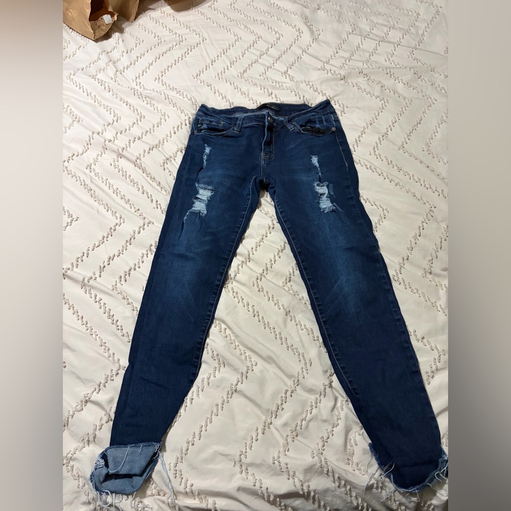KanCan jeans. Size 28. Slightly distressed.